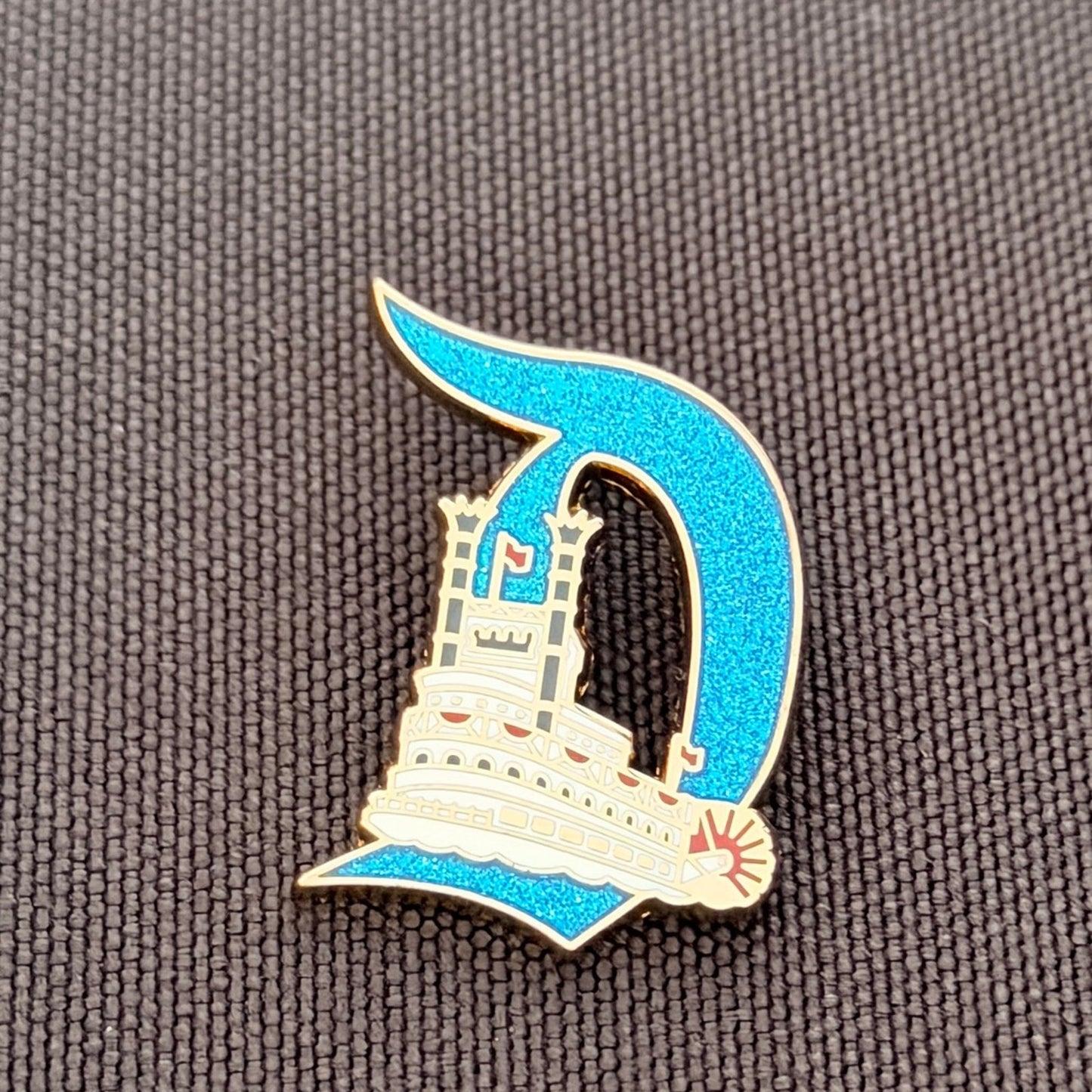 Disneyland D Mark Twain Steamboat Key to Disneyland 70th Pin Gold Back / Glitter