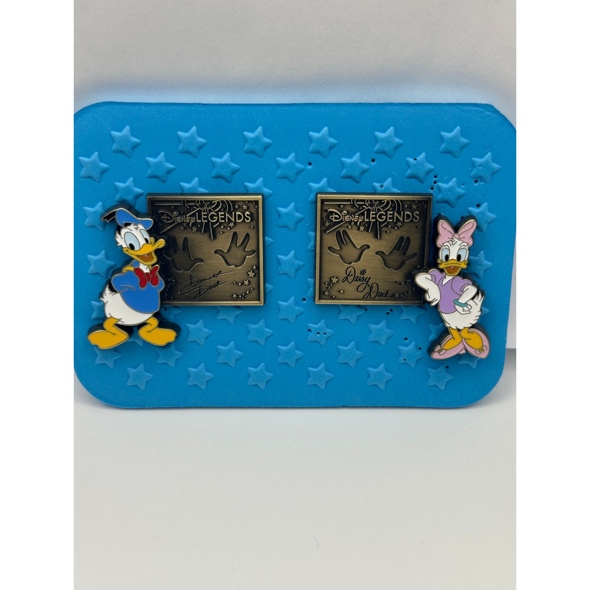 Disney Donald & Daisy Pins – Legends Plaque Pin Series 2 TWDCS / DEC