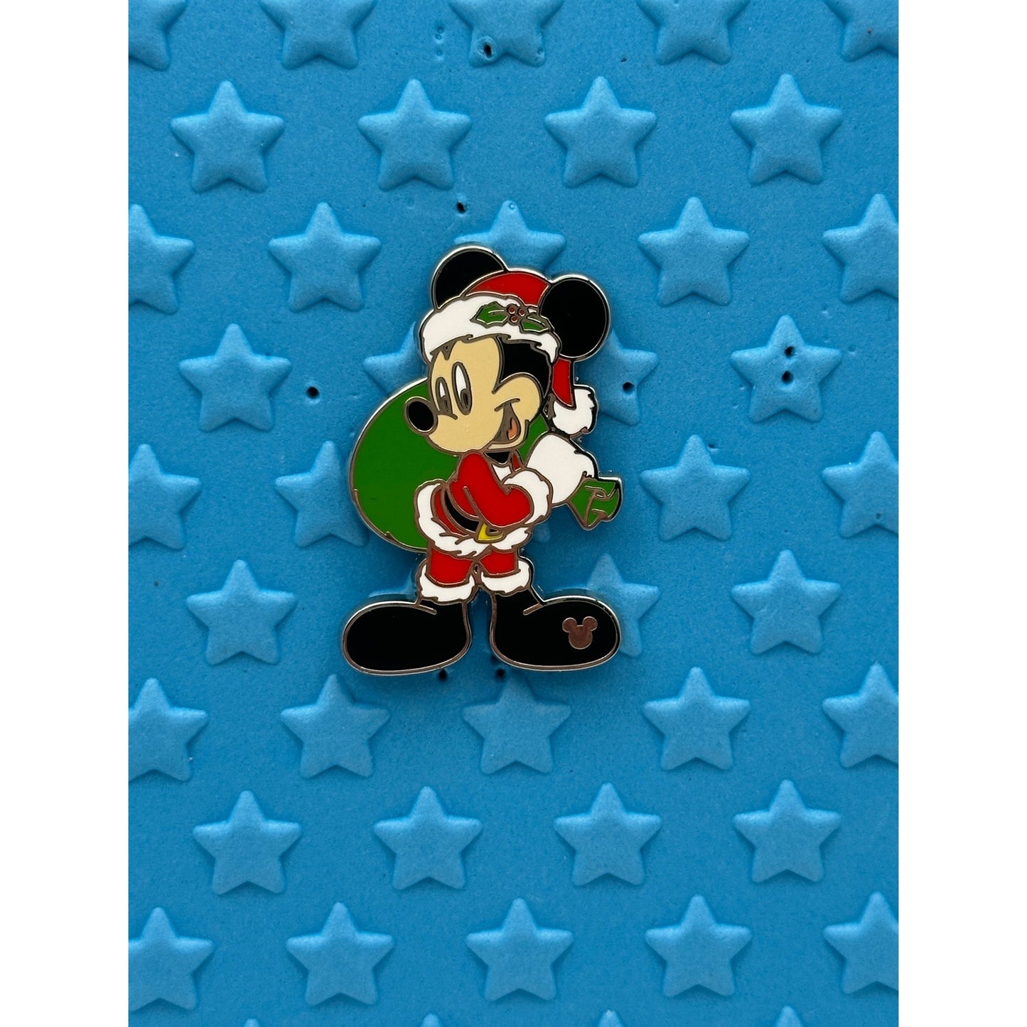 CHASER: Christmas Mickey as Santa DLR Hidden Disney Series 2024 - Mickey Holiday
